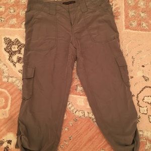 The Limited size 6 olive green cargo Capri pants